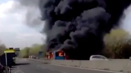 VIDEO Gest extrem în Italia. Un imigrant a incendiat un autobuz școlar în semn de protest