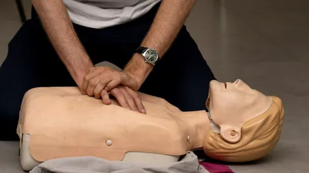 Un bărbat din Botoșani a MURIT după ce s-a prăbușit pe stradă, sub ochii trecătorilor. Nimeni nu a încercat să îl salveze