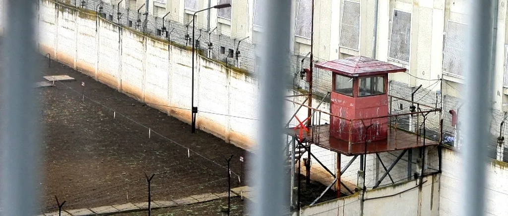 Un deținut condamnat pentru omor a protestat pe acoperișul închisorii
