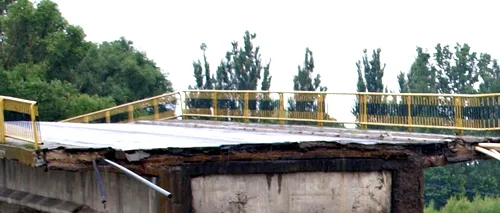 O linie electrică avariată, un pod afectat și mai multe curți inundate, în urma unei furtuni în Suceava