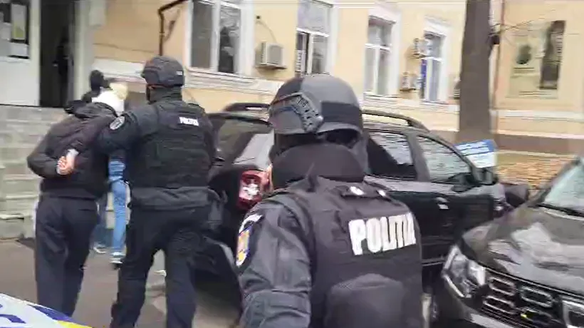 Polițiștii din Gorj au făcut peste 20 de PERCHEZIȚII într-un dosar de schingiuire, organizare și participare la lupte de câini. Opt persoane, reţinute