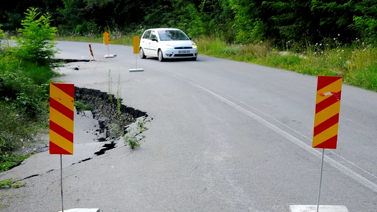 Circulația pe DN 10 Buzău-Brașov, oprită până luni dimineață din cauza unor alunecări de teren