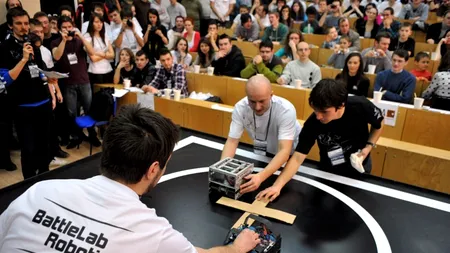 S-au inventat roboții care fac cartofi prăjiți, prepară cocktail-uri și vopsesc unghiile