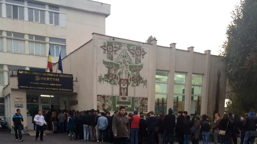 Studenții din București stau la coadă mai bine de două ore pentru a vota la ALEGERILE PREZIDENȚIALE 2014