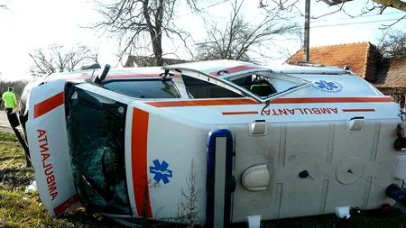 AMBULANȚĂ RĂSTURNATĂ, la Drobeta Turnu Severin. Trei persoane au fost rănite