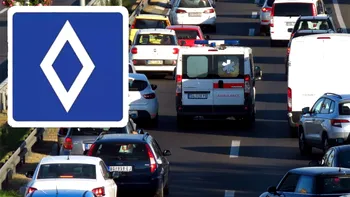 Semnul de circulație care induce în eroare majoritatea șoferilor. Ce înseamnă rombul alb pe fundal albastru, de fapt, și unde poate fi întâlnit