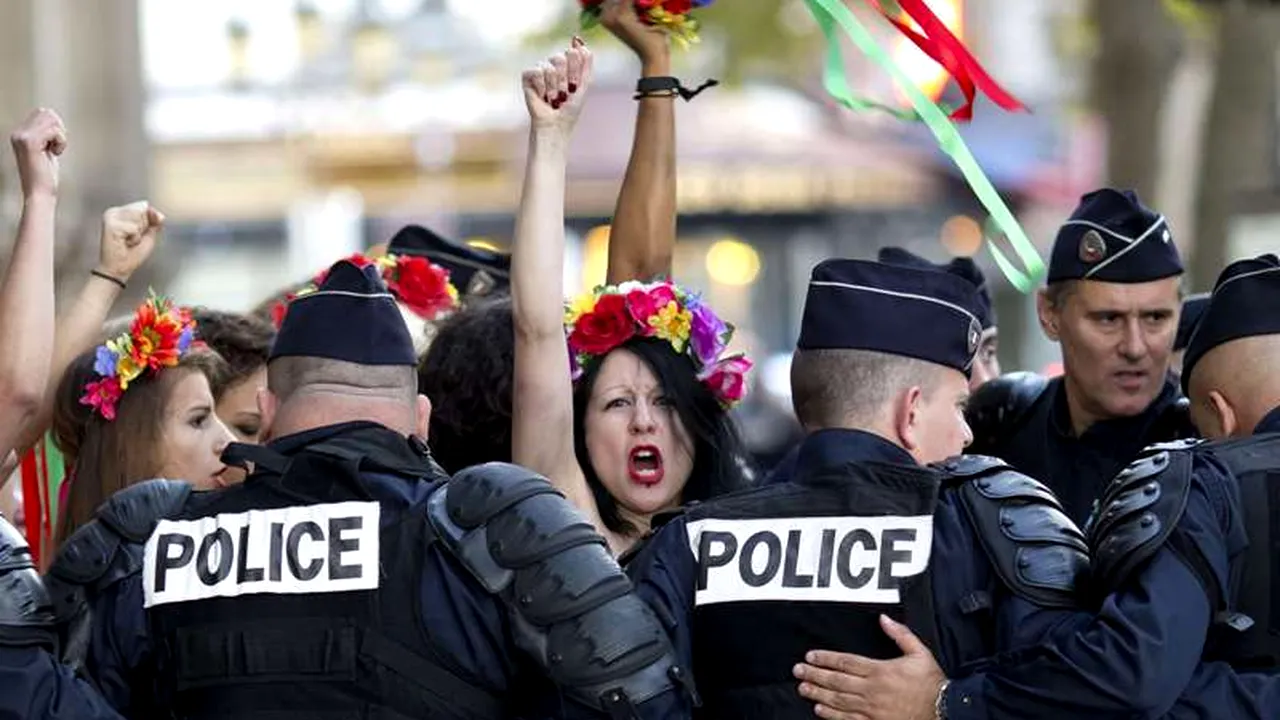Cum a ajuns un polițist la picioarele unei activiste Femen 