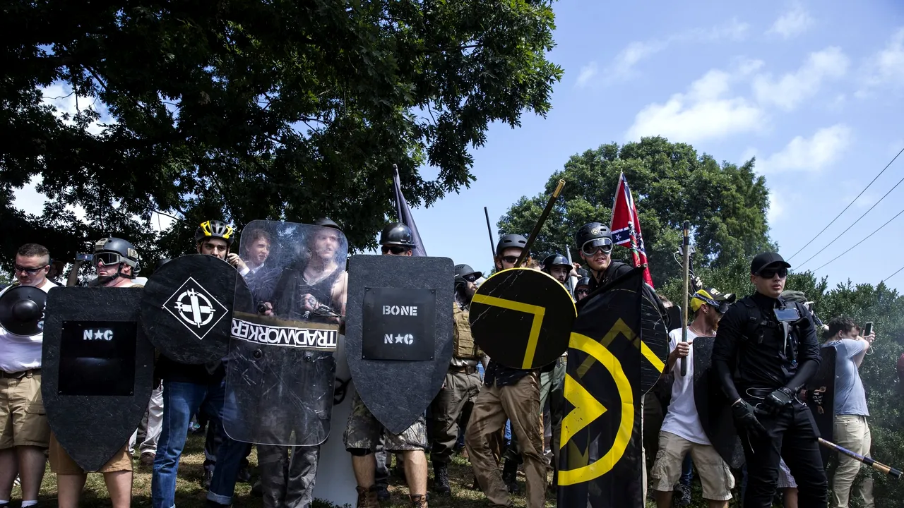 Trump încearcă să se distanțeze de grupurile care susțin supremația rasei albe. Prima reacție a președintelui SUA după violențele rasiale din Virginia