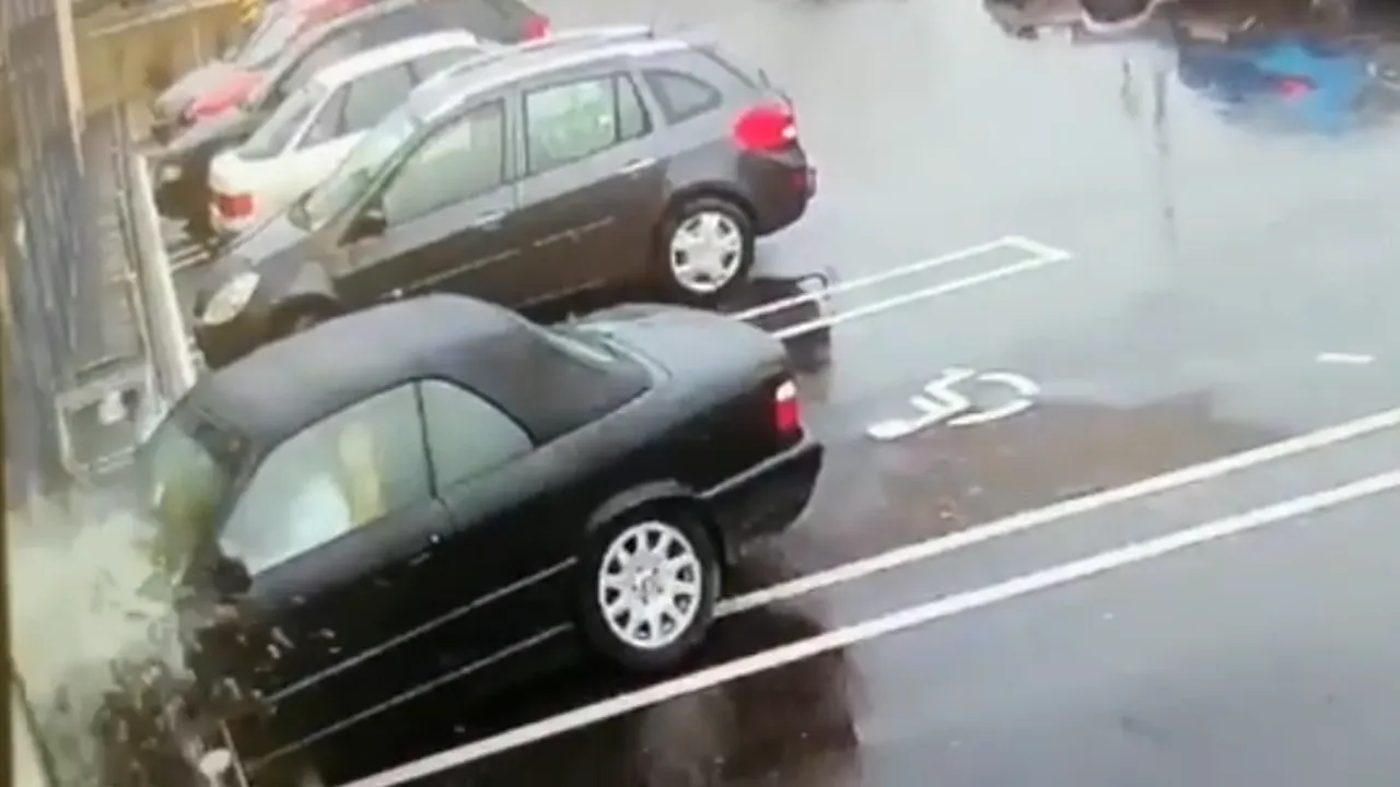 VIDEO | O șoferiță de BMW a intrat cu mașina direct prin geamul unui supermarket din Hunedoara