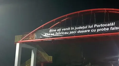 Bine ați venit în județul lui PORTOCALĂ! Banner imens, amplasat pe o pasarelă pe DN1