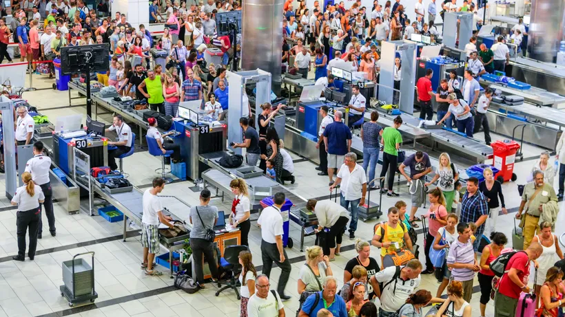 Aeroporturile lumii sunt cuprinse de haos. Companiile din aviație avertizează că problemele vor persista toată vara