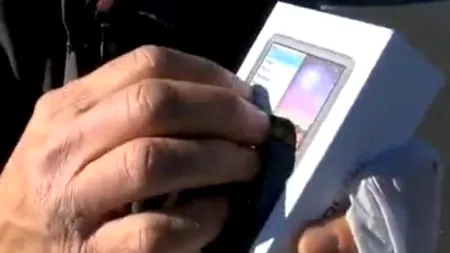 VIDEO: Ce a găsit un bărbat în cutia iPod-ului pe care tocmai îl cumpărase