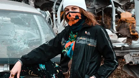 Asociație: Din cinci măști purtate de români, una este fashion. „Nu ne protejează de Covid-19”