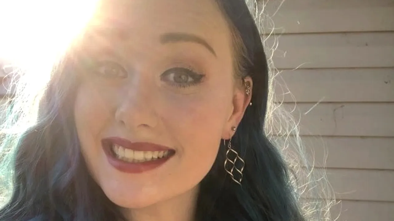 „Dorm cu iubita și cu iubitul meu în același pat