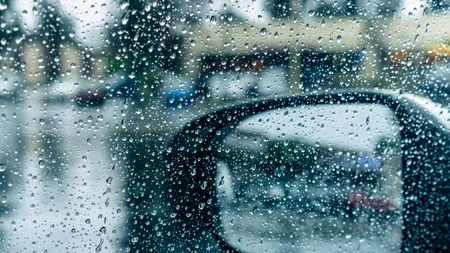 Ce se întâmplă dacă apa ajunge la motor, pe timp de ploaie, și ce reguli trebuie să respecți