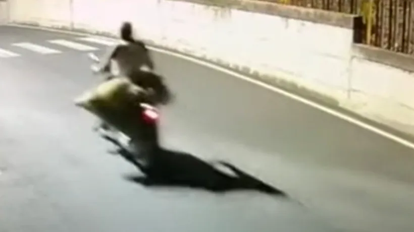 VIDEO. Român, surprins de camere în Napoli în timp ce căra pe scuter cadavrul prietenului pe care l-a omorât