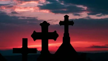 Incident SINISTRU in Romania. Ce a pățit un copil de 9 ani care culegea cirese din cimitir 