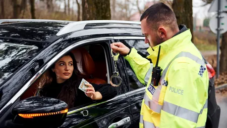 O mamă din județul Suceava, aflată la volan, a fost amendată după ce fiicele ei au fost surprinse ieșite pe trapa mașinii în mers