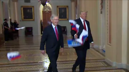 Momente fără precedent chiar în Congresul SUA: Un protestatar a aruncat steaguri ale Rusiei spre Donald Trump. VIDEO