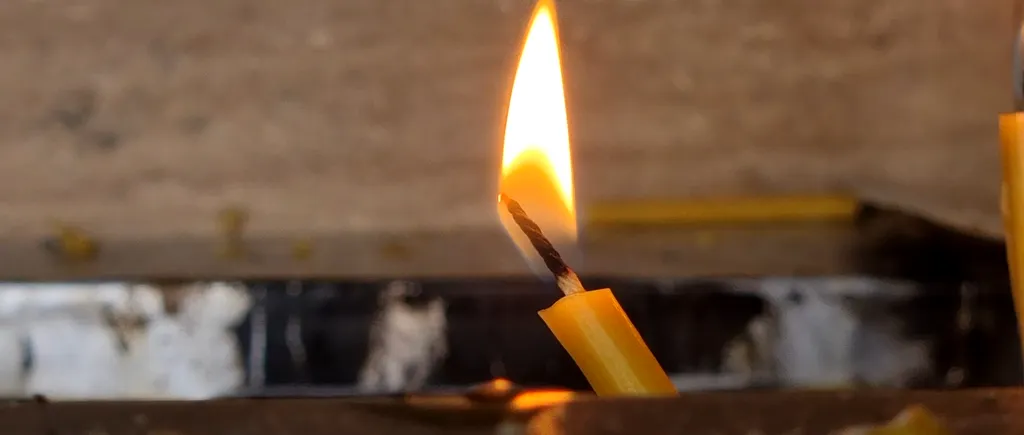 VIDEO | Pompier: „Am fost la multe incendii provocate de candele”. Ce sfaturi au cei de la IGSU pentru noaptea de Înviere, ca să evităm tragediile