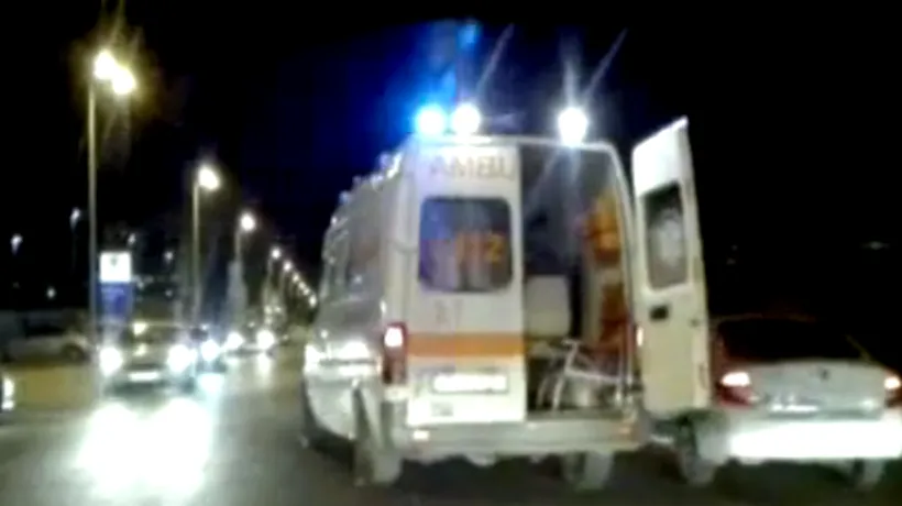 Ambulanță filmată în timp ce gonea cu ușile deschise, în București