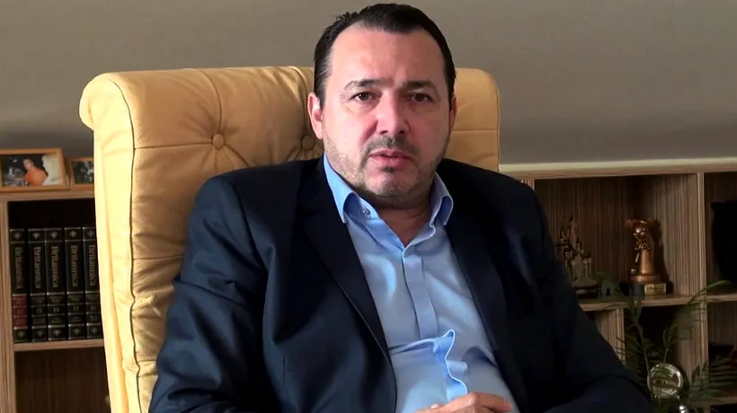 Deputatul cu AKM se plânge că are salariul prea mic: Nu putem veni în blugi și mizerabili