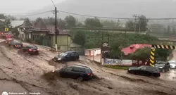 Rupere de nori pe Valea Prahovei. Bușteniul, paralizat de viituri. Mai multe mașini au fost luate de ape. DN1 este blocat