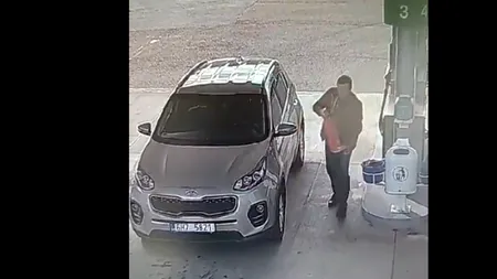 VIDEO Voia să-și umfle ROATA la mașină la o benzinărie dar a greșit intrumentul. Ireal ce a făcut șoferul cu stingătorul de incendiu