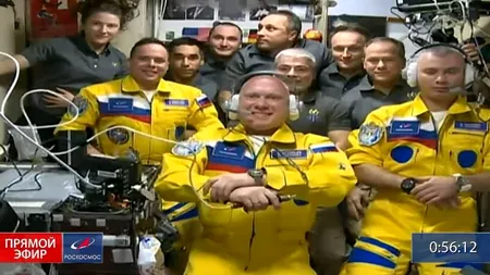Trei cosmonauți ruși au ajuns la bordul Stației Spațiale Internaționale în costume de culorile steagului Ucrainei | VIDEO