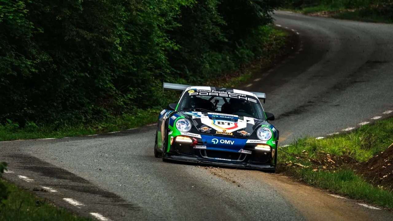 El e regele RALIURILOR din România: de zece ori campion absolut