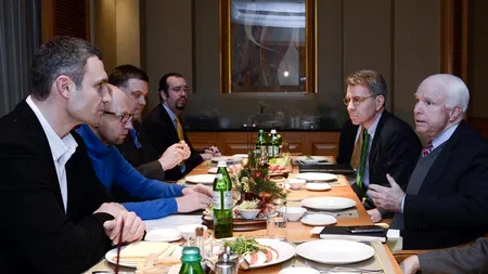 Senatorul american John McCain s-a întâlnit cu liderii opoziției ucrainene. Ce i-au cerut aceștia