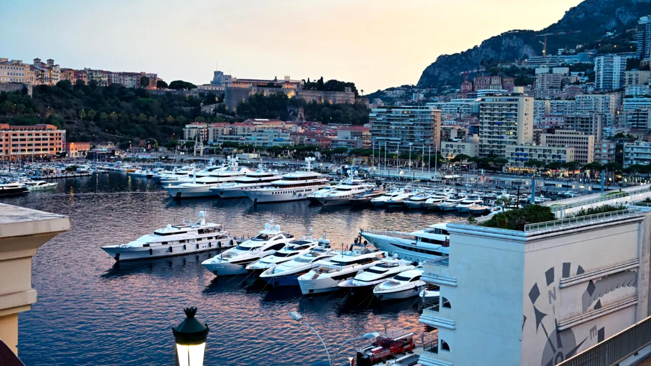 Orașul aflat la doar puțin peste două ore de București, desemnat cel mai autentic din Europa. Străzi pitorești și un port care pulsează de viață