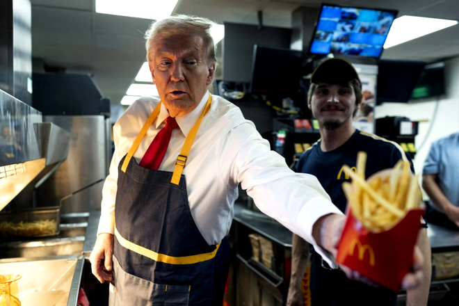 Donald Trump, într-un restaurant McDonald's din Pennsylvania. Sursa Foto: Profimedia 