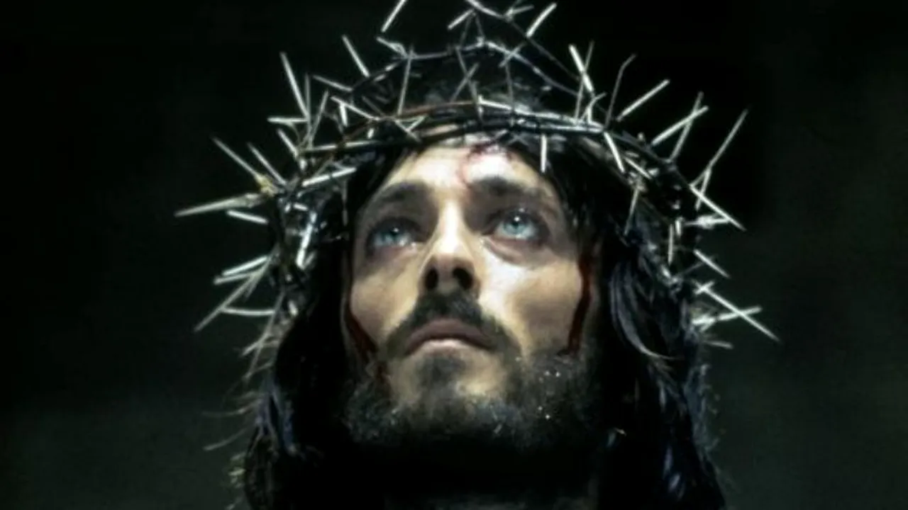 Cum arată acum Robert Powell, actorul care a jucat rolul Mântuitorului în filmul 