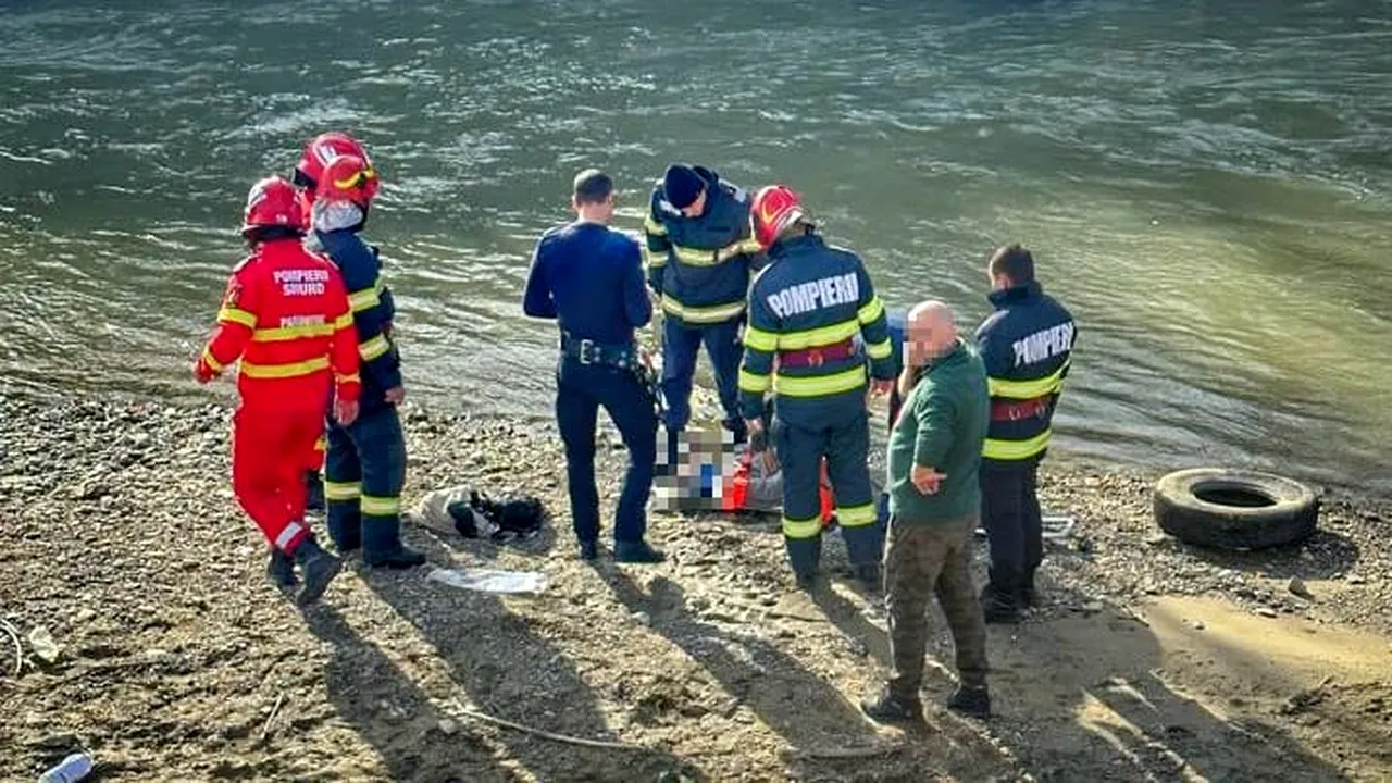 FOTO | Un bărbat a căzut în Dâmbovița în timp ce traversa o punte