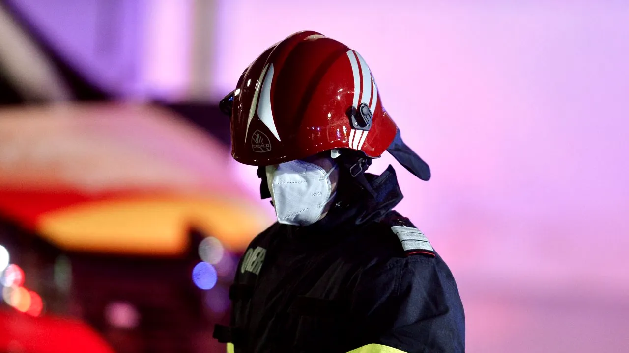 Incendiu într-o fabrică din Prahova. Au ars 60 de tone de cărbune