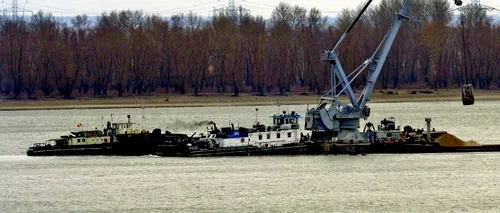 Împingător cu trei barje încărcate cu porumb, eșuat în apropiere de malul românesc al Dunării