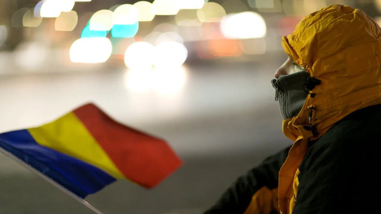 Povestea tânărului care a protestat singur o noapte întreagă în fața Guvernului. FOTO