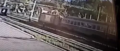 VIDEO: Accident feroviar într-o gară din Bistrița Năsăud / O angajată CFR a ajuns la spital, după ce o locomotivă a lovit un tren de călători