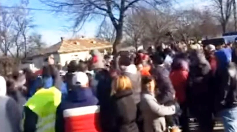 Protest masiv într-un sat din Botoșani. Motivul pentru care sătenii au fost la un pas să-l linșeze pe primar