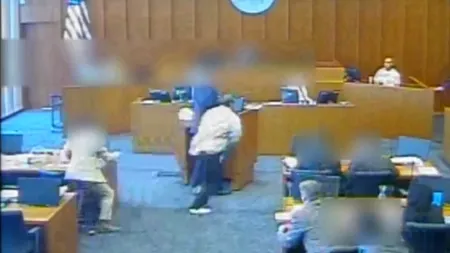 Scene incredibile într-un tribunal din SUA. Ce s-a întâmplat după ce un gangster a încercat să-și ucidă rivalul cu un stilou