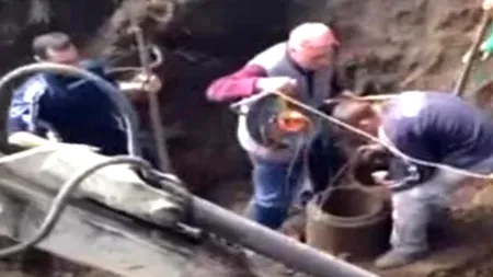 Copilul de trei ani care a căzut într-o fântână are o fractură la coloana vertebrală