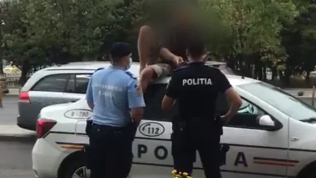Imagini fabuloase cu un bărbat care s-a urcat pe mașina poliției, la Unirii, chiar de față cu agenții!