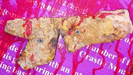 Artefacte VANDALIZATE cu vopsea roșie în stil satanic la cetatea UNESCO de la Căpâlna