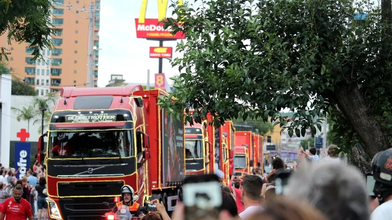 Caravana Coca-Cola a Crăciunului, „trasă pe dreapta” din cauza pandemiei