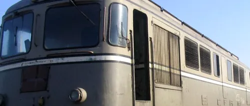 O locomotivă s-a răsturnat în județul Brașov, după ce conductorul a coborât să-și facă nevoile. VIDEO