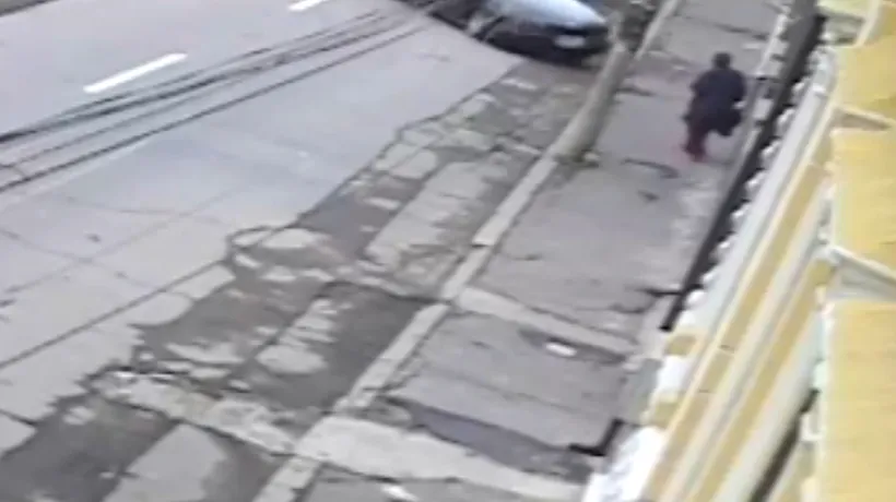 VIDEO - Bărbat fără permis, care a lovit cu mașina o femeie care mergea pe trotuar în timp ce conducea băut, cercetat în libertate