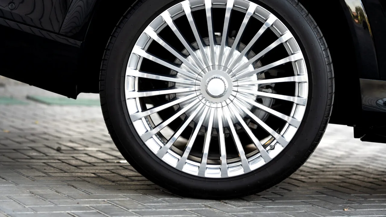 Ce trebuie să faci dacă îți explodează cauciucul în mers. Care este cea mai mare greșeală pe care trebuie să o eviți