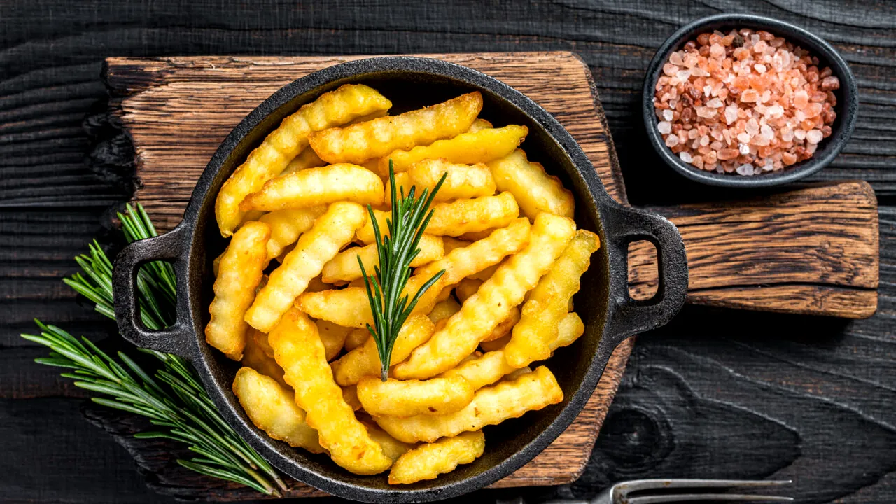 Ce trebuie să pui peste cartofii prăjiți pentru un gust perfect. Doar bucătarii cu experiență folosesc ASTA