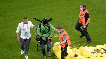 Protest cu parașuta la un meci EURO 2020: Mai multe persoane au ajuns la spital - FOTO/VIDEO